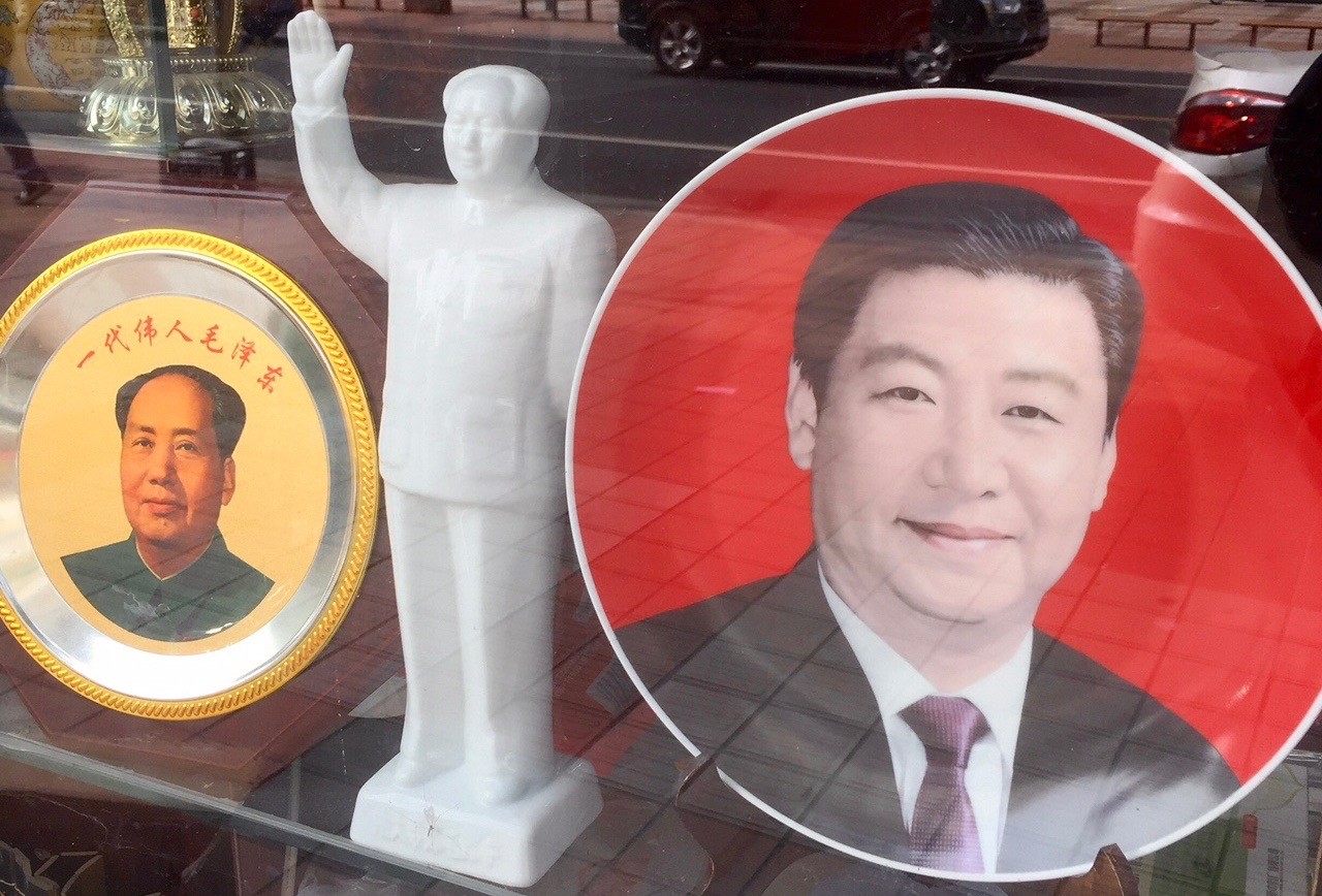 Memorabilia in einem Pekinger Tourismus-Geschäft belegen die Gewichtungen von Mao und Xi. (Foto: Peter Achten)