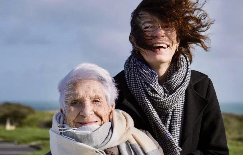 Die preisgekrönte Autorin Anne Weber und ihre Protagonistin, Annette Beaumanoir in der Nähe von deren Geburtsort Saint-Cast-Le-Guildo (Foto: Editions Seuil)