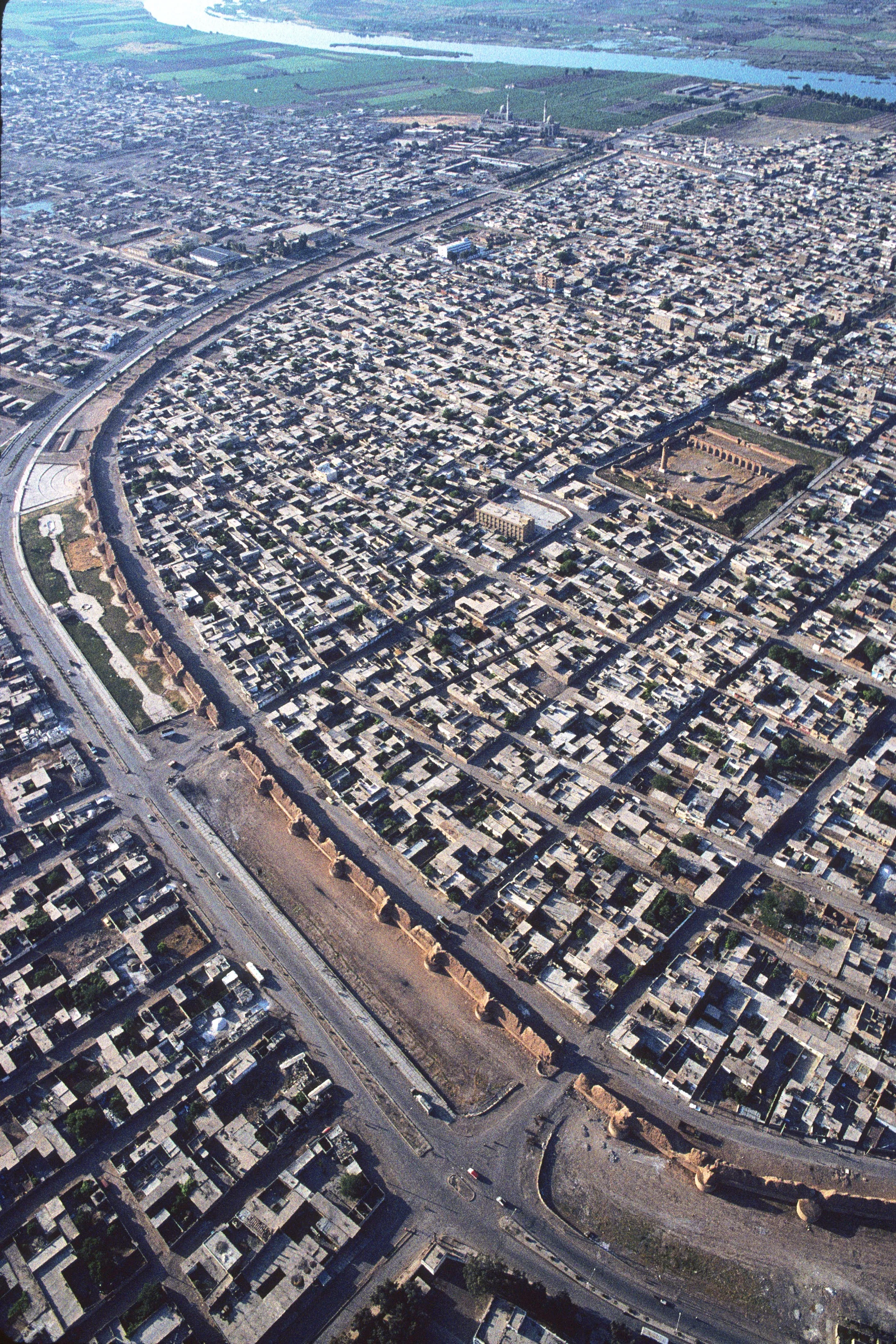 (Copyright: Georg Gerster/Keystone)

Die syrische Stadt ar-Raqqa am Euphrat ist seit 1999 Welterbe-Kandidat. Die radikal-sunnitische Terrormiliz „Islamischer Staat“ hat sie jetzt zur Hauptstadt ihres fantasierten Kalifats erkoren – ein Albtraum nicht nur für das Welterbekomitee. 
Eigentlich heisst ja die Stadt auf unserem Bild ar-Rafiqa („die Begleiterin“): der Abbasiden-Kalif al-Mansur gründete sie im Jahr 772 einige Steinwürfe weit von der hellenistisch-römisch-byzantinischen Stadt entfernt, die seit …