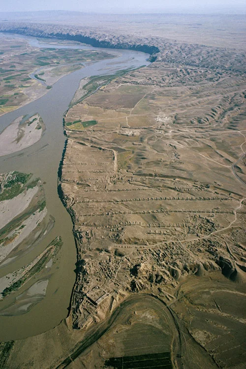 Assur am Tigris
Die irakischen assyrischen Königsstädte Nimrud und Ninive sind berühmter. Sie kommen ja auch in der Bibel vor, und erste Ausgrabungen dort um die Mitte des 19. Jahrhunderts lieferten monumentale Prachtsfunde. Dagegen spielte die Stadt Assur, eine Gründung des 3. vorchristlichen Jahrtausends, im 2.Jahrtausend durch Fernhandel reich und zur regionalen Macht geworden und vom 14.Jh. v. Ch. bis zum Anfang des 1.Jahrtausends die erste Hauptstadt des assyrischen Weltreichs, und darnach jahrhunder…