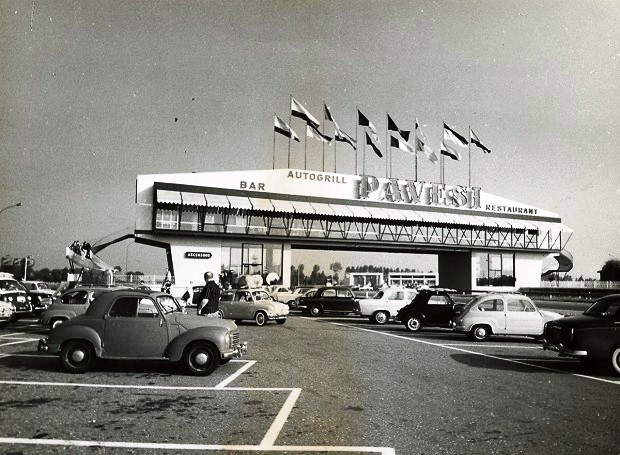 Zwischen Mailand und Parma: Der Autogrill bei Arda im Jahr 1958, eines der ersten Autobahnrestaurants (Foto: Touring Club Italia)