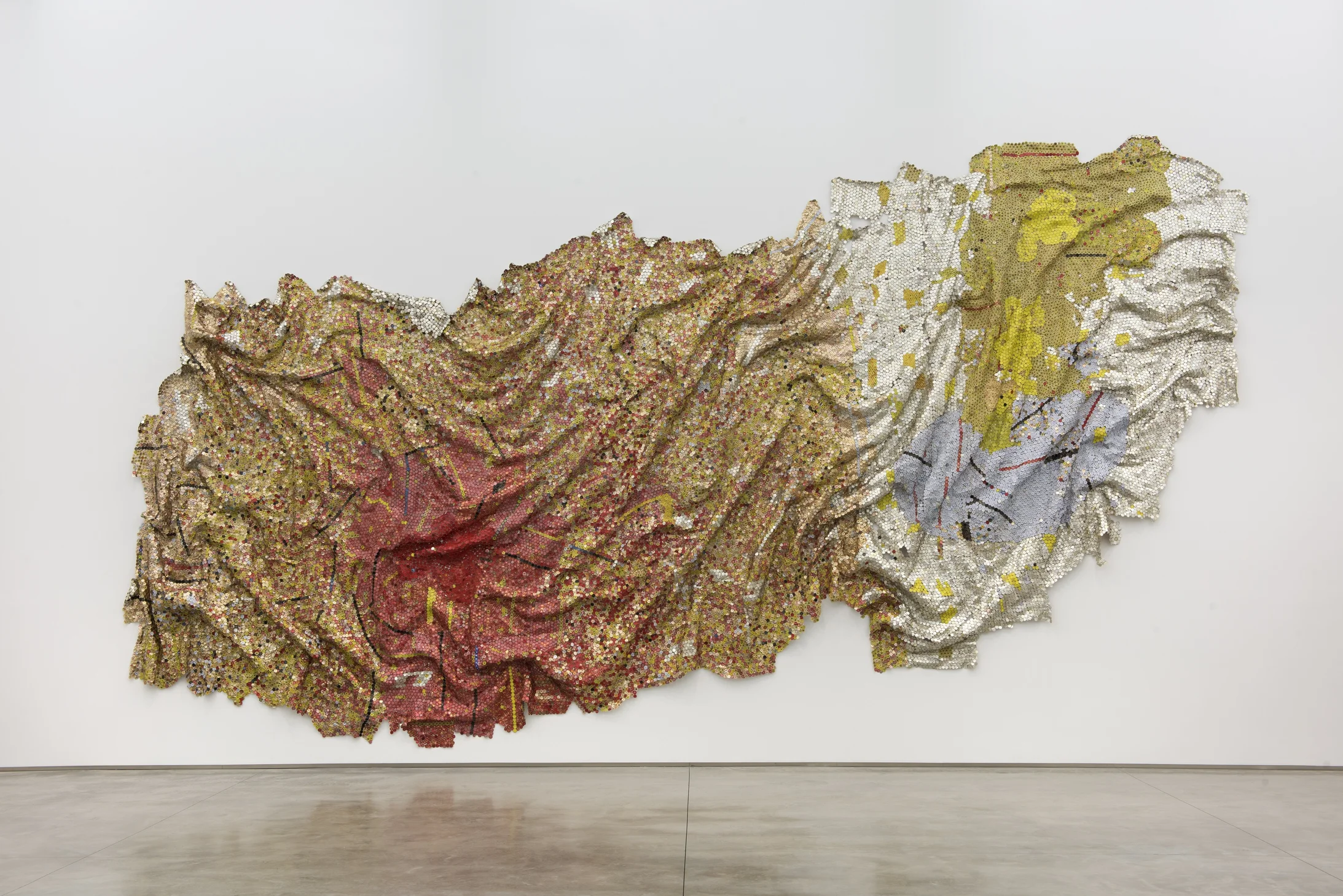 El Anatsui: Gravity and Grace, 2010, Flaschenverschlüsse aus Aluminium und Kupferdraht, 482 x 1120 cm, Collection of the artist Nsukka, Nigeria, © El Anatsui, Courtesy of the artist and Jack Shainman Gallery, New York
