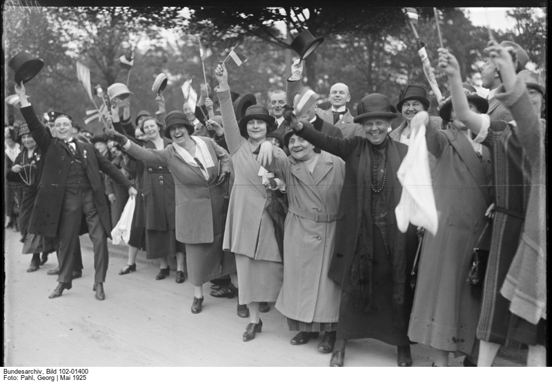 Der Einzug des neuen Reichspräsidenten in Berlin, Ankunft auf dem Bahnhof Heerstrasse, Mai 1925. (Bild: Deutsches Bundesarchiv, Fotograf: Georg Pahl, Bild 102-01400)