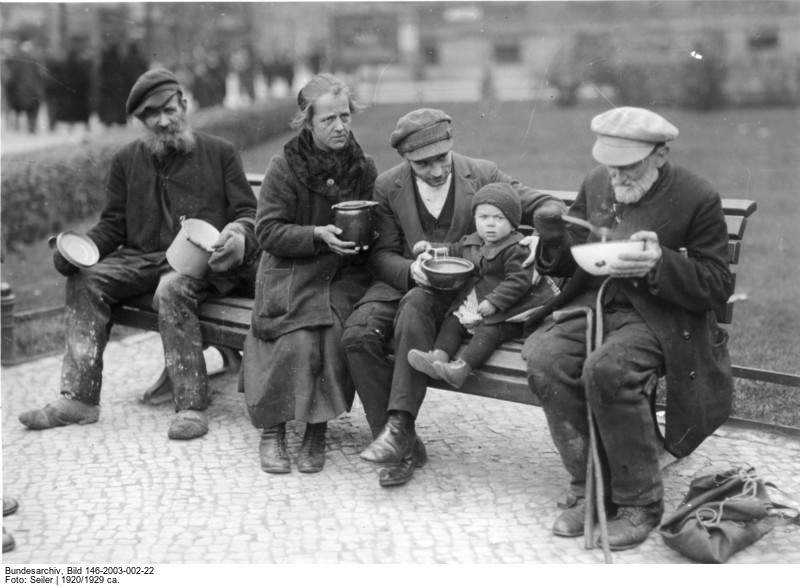 Berlin, 1920: Essen aus der Volksküche (Bild: Deutsches Bundesarchiv, Fotograf Seiler, Bild 146-2003-002-22)