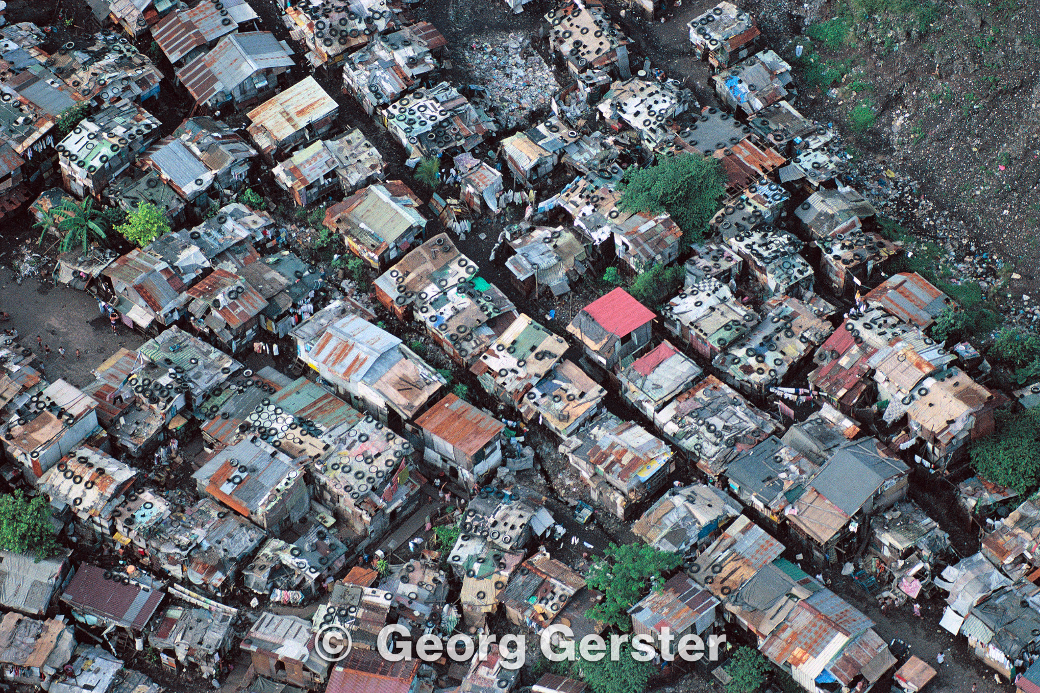 Georg Gerster: Siedler am Fuss von Manilas Mülldeponie, Philippinen, 1993