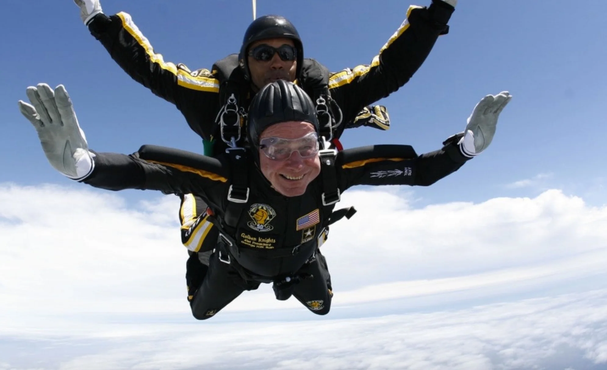 Am 85. Geburtstag erfüllt er sich einen Traum. Mit einem Fallschirm springt er über Kennebunkport, Maine, ab. (Foto: AP/Joe Abeln)