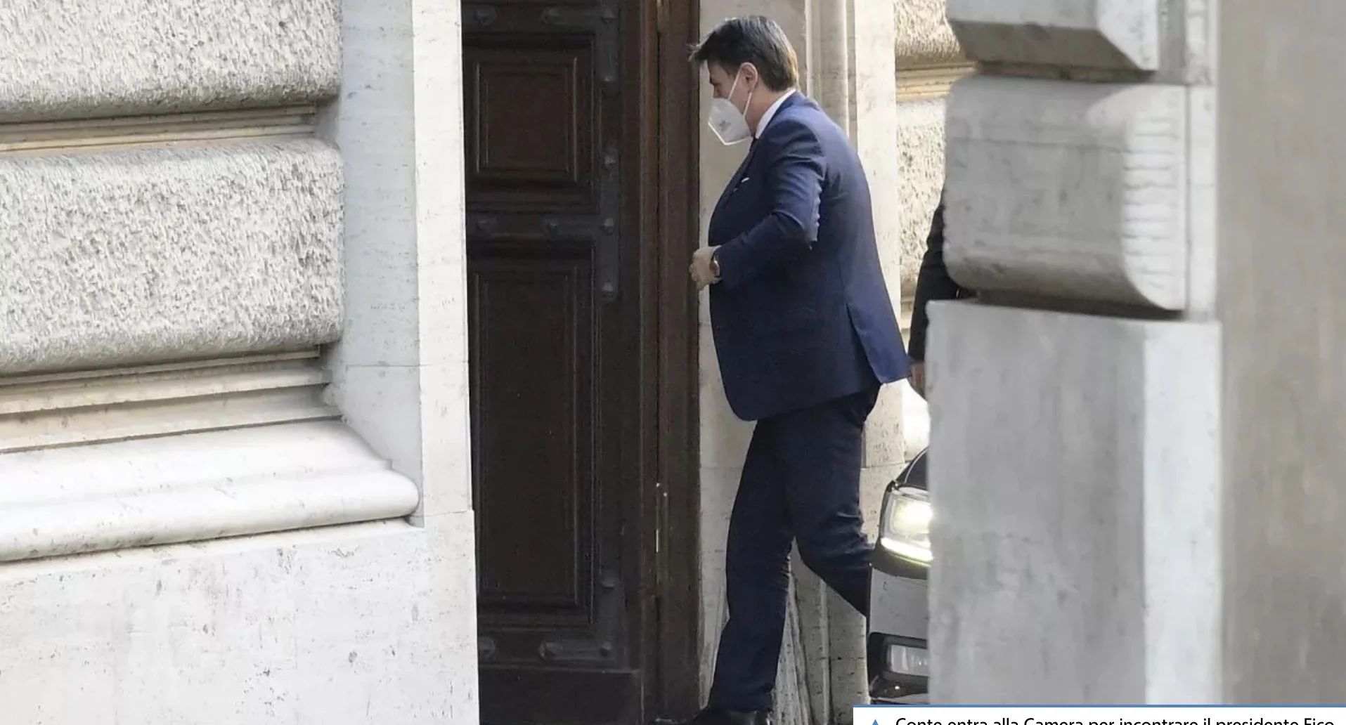 Giuseppe Conte am Dienstag beim Betreten des Quirinal-Palastes, dem Sitz des Staatspräsidenten (Foto: Keystone/EPA/Claudio Peri)