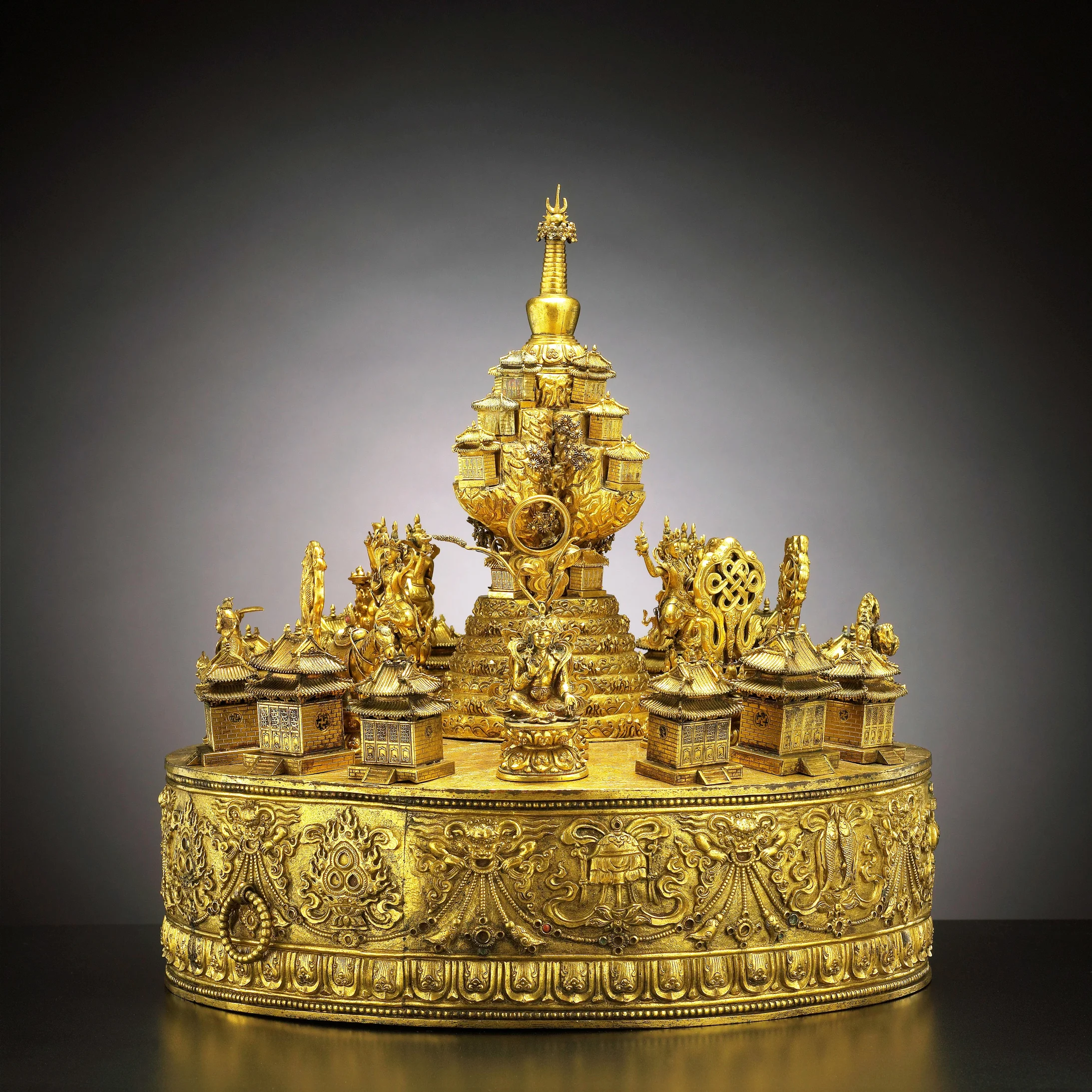 Kosmos-Opfer-Mandala
China, Qianlong-Periode (1736–1796)
Bronze, vergoldet; 37,5 x 35,1 cm
Paris, musée Guimet - musée national des Arts asiatiques; EG 632
© RMN-Grand Palais (Musée Guimet, Paris), Foto: Thierry Olivier