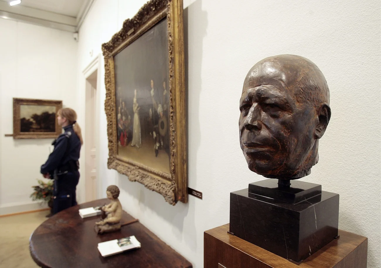 Eine Büste von Emil Georg Bührle, kreiert von Charles Bänninger, in der Eingangshalle des bisherigen Ausstellungshauses der Sammlung Bührle an der Zollikerstrasse in Zürich. (Foto: KEYSTONE/Eddy Risch)