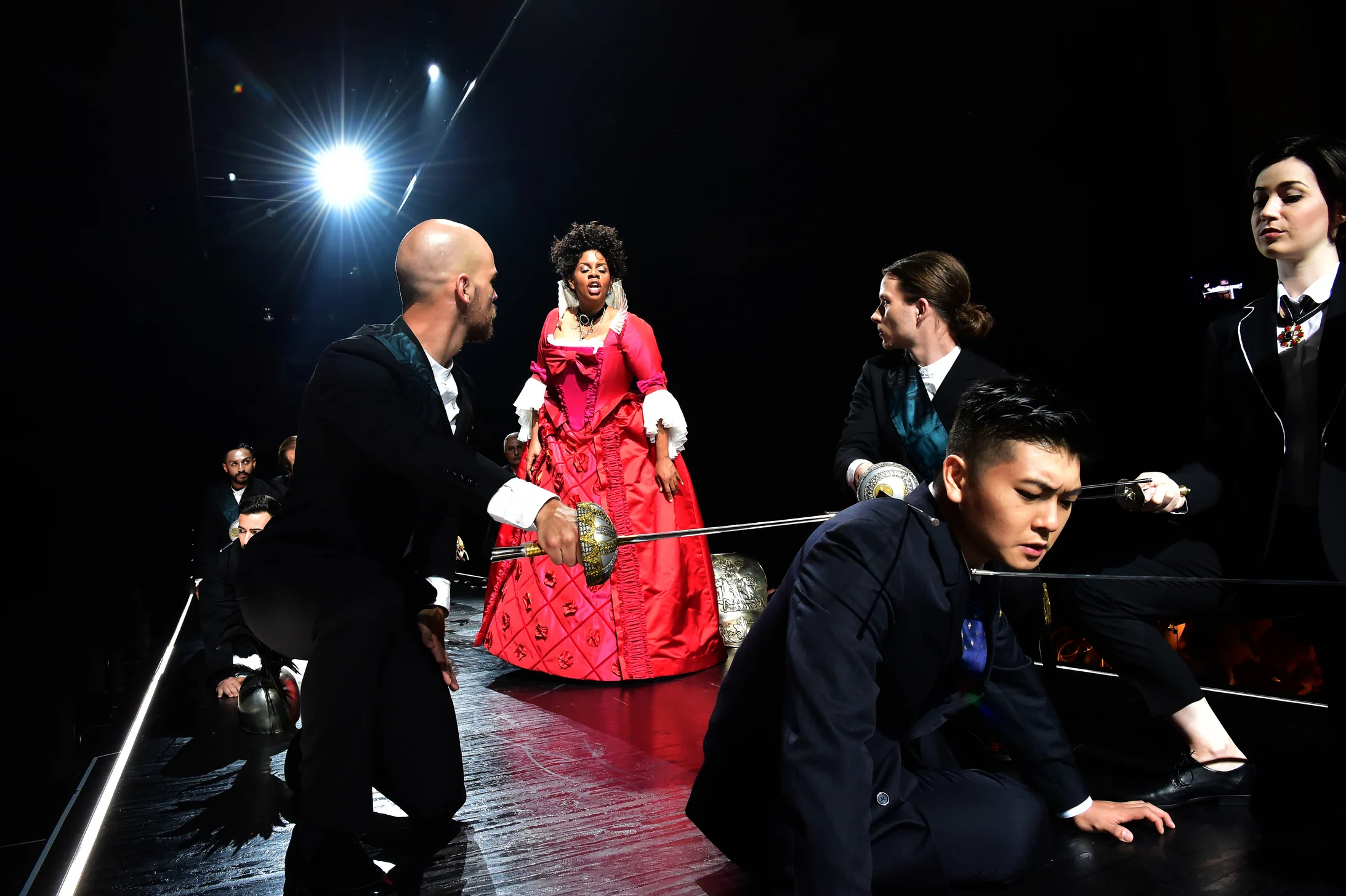 Nicole Heaston, Didone; Statisten, Hofstaat; Hyunjai Marco Lee, Jarbas; Ena Pongrac, Osmidas (Foto: © Sandra Then)