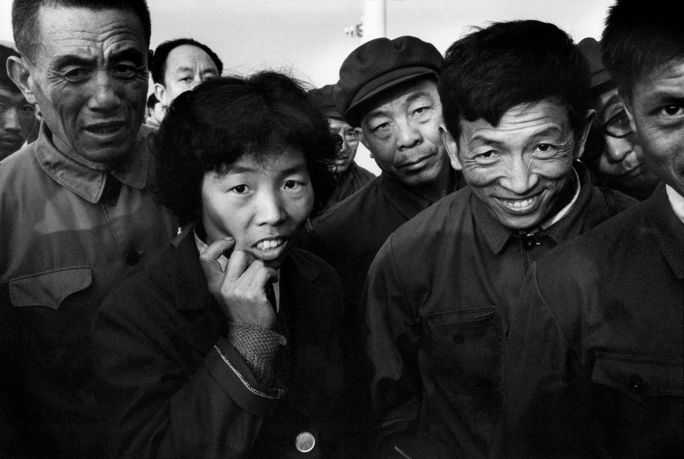 Peking, 1982. Eine Gruppe von Chinesen bestaunt die „Langnase“, wie sämtliche Besucher aus dem Westen, einschliesslich des Fotografen,
genannt werden. © Patrick Zachmann / Magnum Photos / courtesy Schirmer/Mosel 