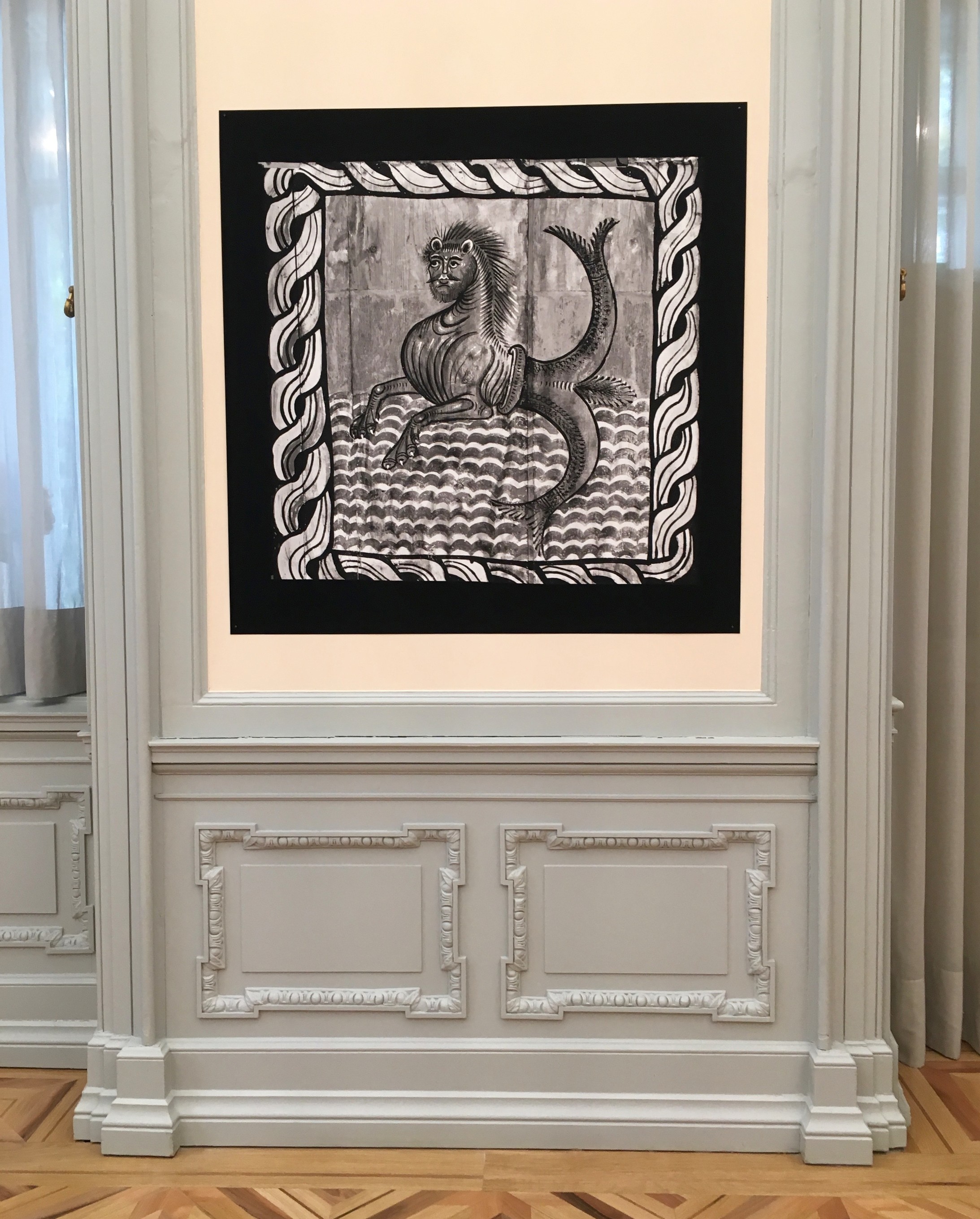 „Aus der Tiefe der Zeit“: Die Ausstellung zeigt die eindrücklichen Fotografien Florio Puenters in den Räumen der Villa Planta. Hier eine um 1120 entstandene Deckenmalerei in der Kirche Zillis.