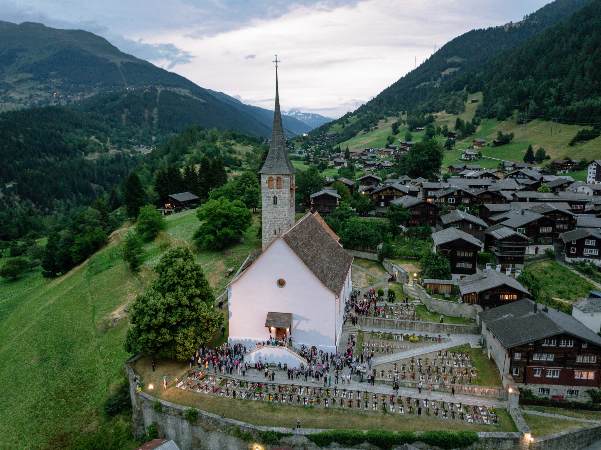 Das «Musikdorf Ernen» im Wallis mit seiner barocken Kirche St. Georg. Foto: © Bernard Brand