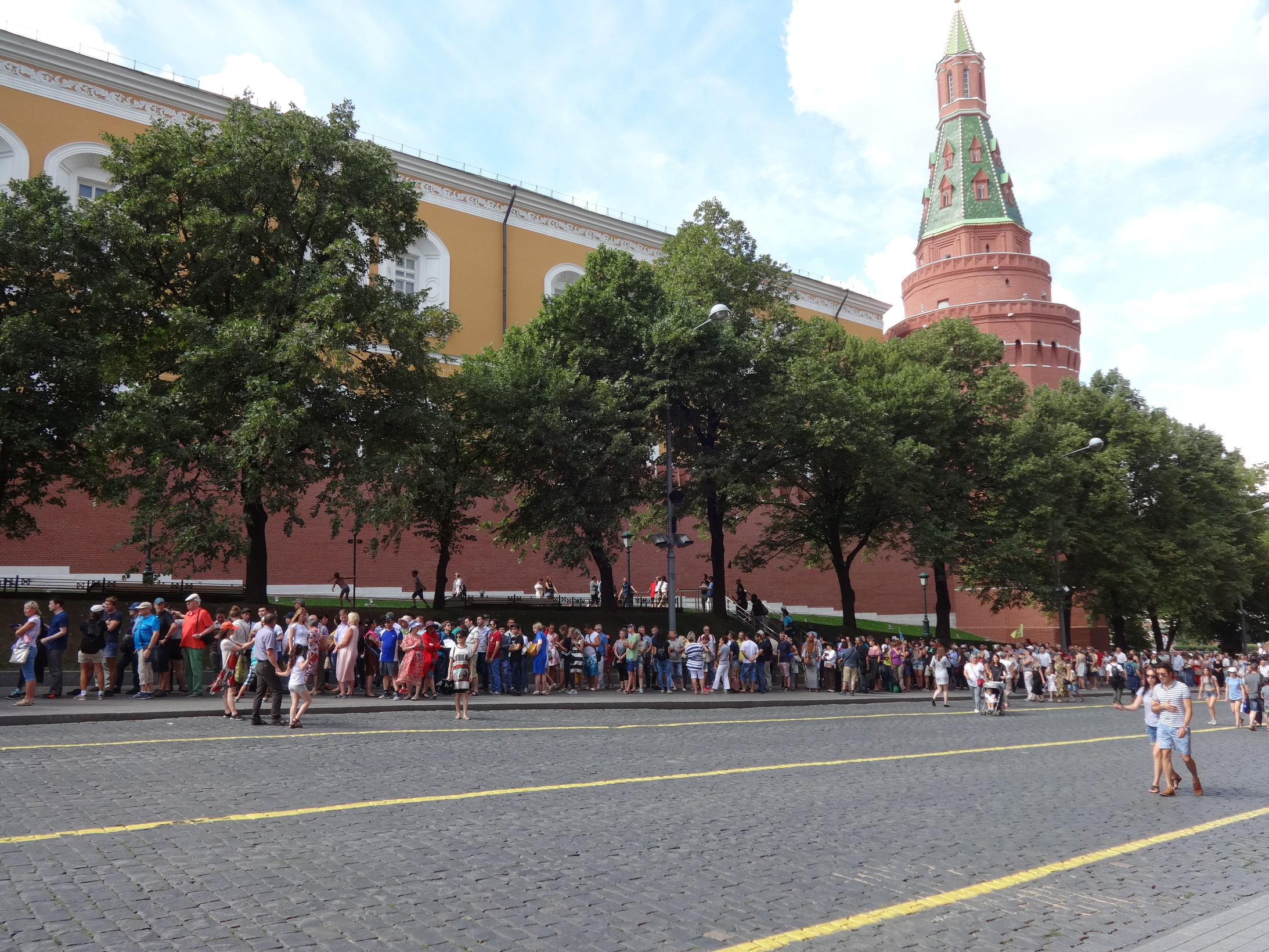 Schlange am Kreml: Alle wollen Lenin sehen, Foto: Helmut Scheben