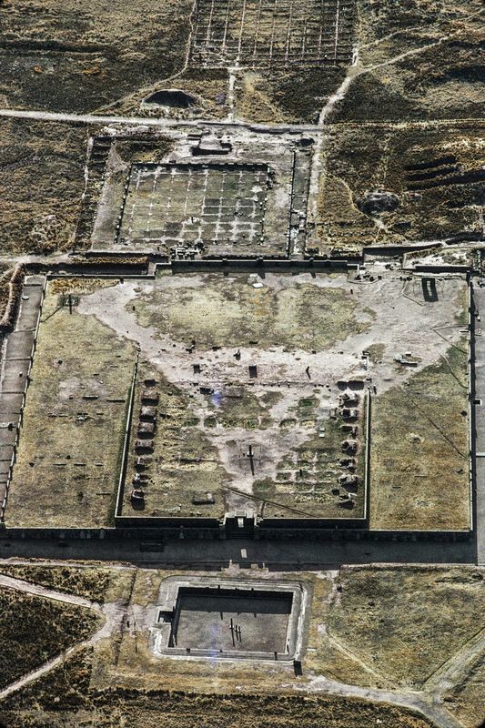 Die Ruinen von Tiwanaku am Südende des Titicaca-Sees
Der Ruinenkomplex von Tiwanaku (vormals zungenbrecherischer Tiahuanaco) liegt nahe dem Südende des Titicacasees auf dem bolivianischen altiplano in über 3800 m Höhe, eine archäologische Fundstätte ungleich jeder andern in Südamerika. Unwirtlicher, kahler, karger geht’s nimmer. Umso erstaunlicher die monumentalen Bauten – oder was eben nach ihrer Nutzung als Steinbruch für La Paz und umliegende Kirchen von einem halben Dutzend Kultanlagen übrig ist. Das …
