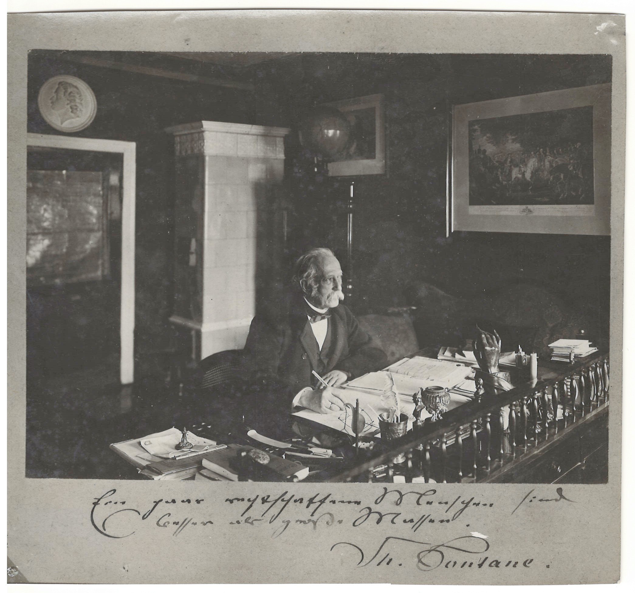 Theodor Fontane am Schreibtisch, 1894. Mit Widmung von Theodor Fontane: „Ein paar rechtschaffene Menschen sind besser als große Massen." © Theodor-Fontane-Archiv, Potsdam (Privatbesitz)
