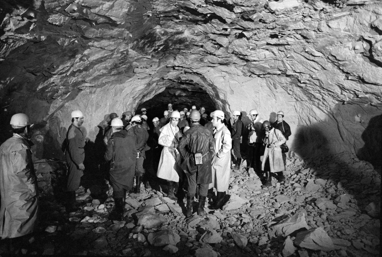 16. Dezember 1976: Die letzten Meter des Felsens zum Durchbruch für den ersten Gotthard-Autotunnel sind  mit Hilfe von 100 Kilogramm Dynamit weggesprengt worden. Die Mineure von beiden Seiten der Baustelle feiern den Erfolg. (Foto: KEYSTONE/Photopress-Archiv/Str)
