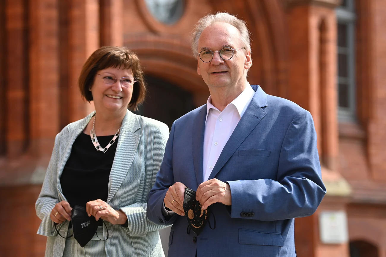 Er wird weiterregieren. Ministerpräsident Reiner Haseloff (CDU) und seine Frau Gabriele am Sonntag bei der Stimmabgabe in Wittenberg (Foto: Keystone/DPA/Robert Michael)