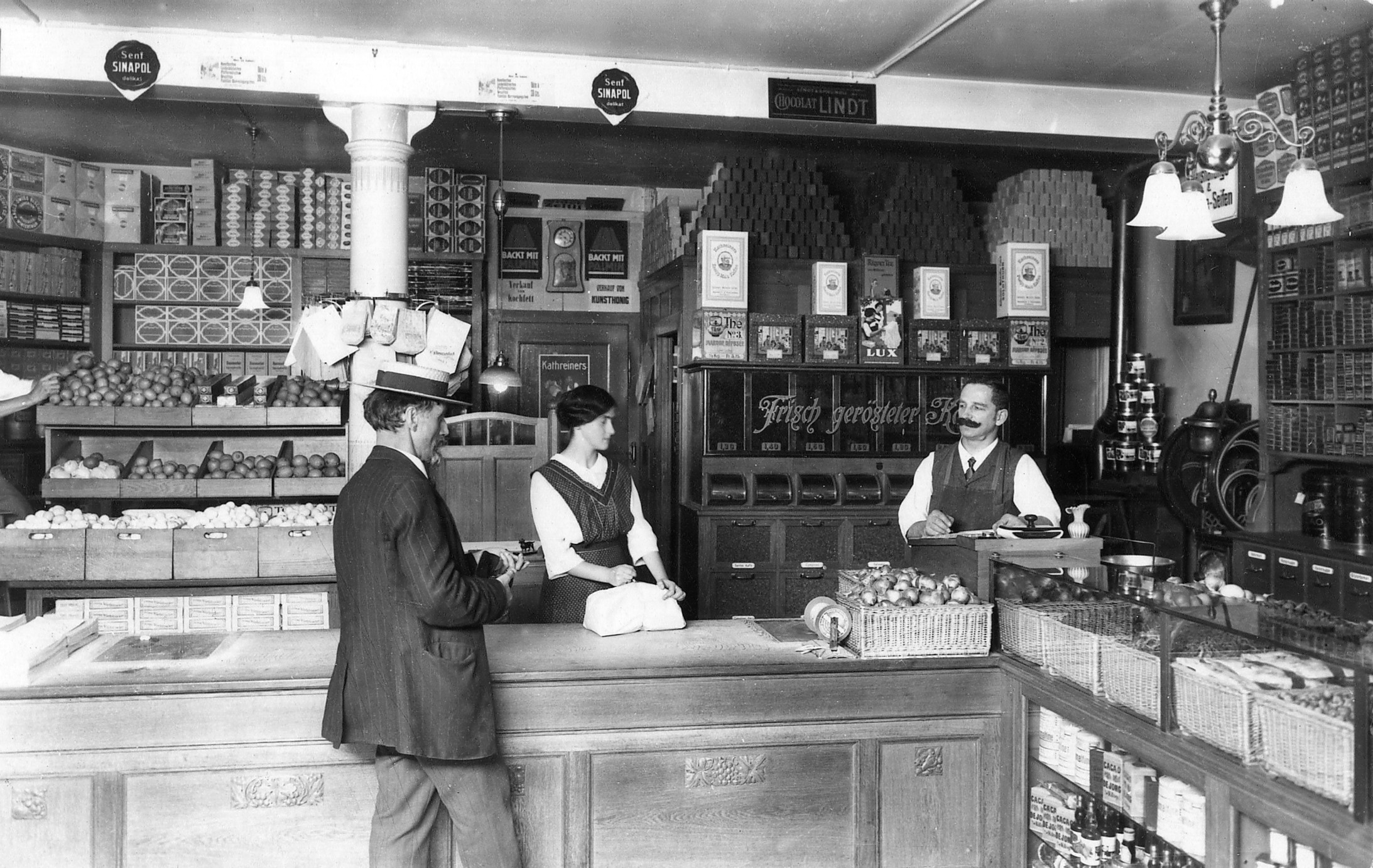 Heinrich II. in seinem Laden im Jahr 1920 (Bild ZVG)