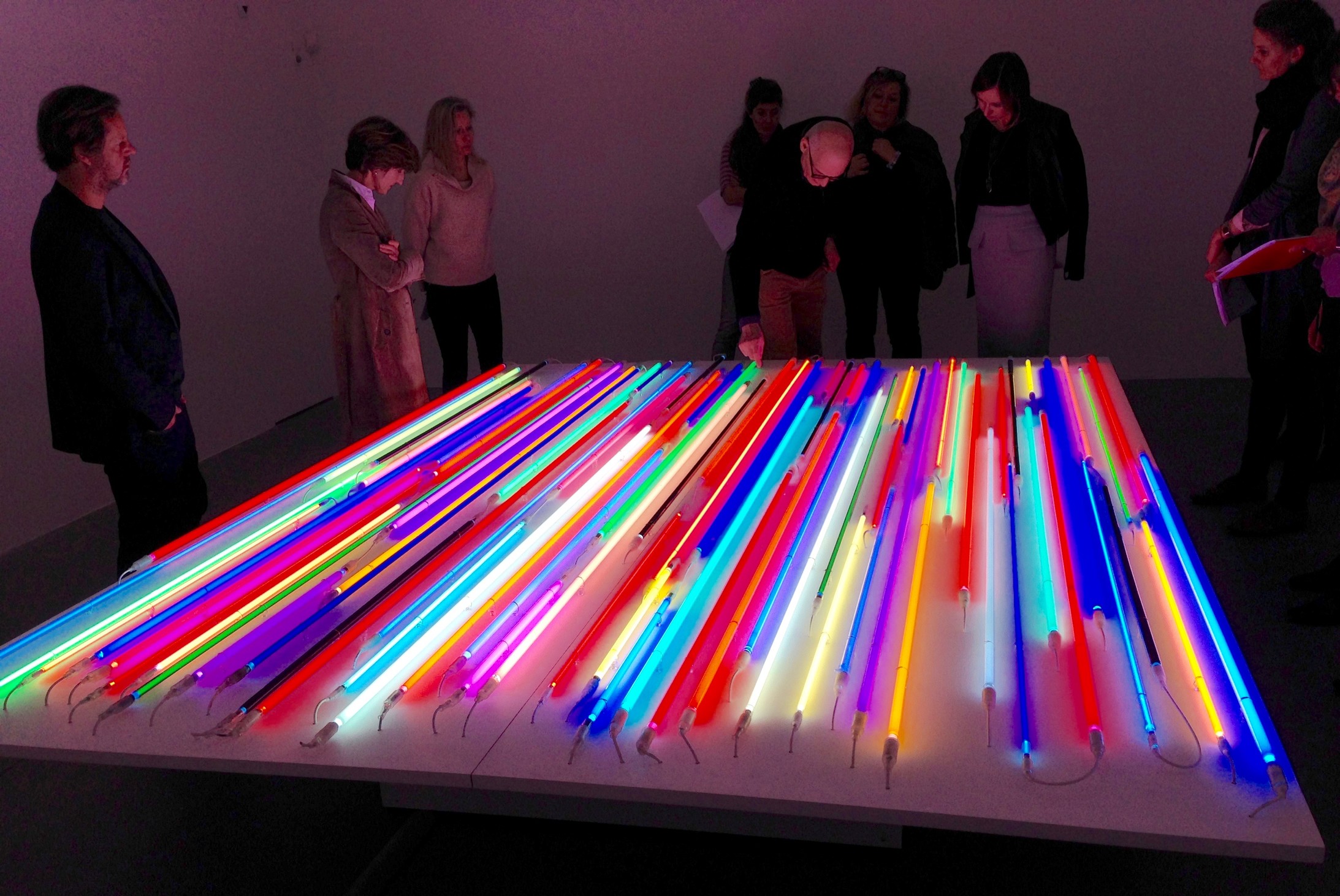 Christian Herdeg (Mitte) im Haus Konstruktiv bei seinem Objekt „Light Stage“ von 2011 (Foto: Journal21.ch)

