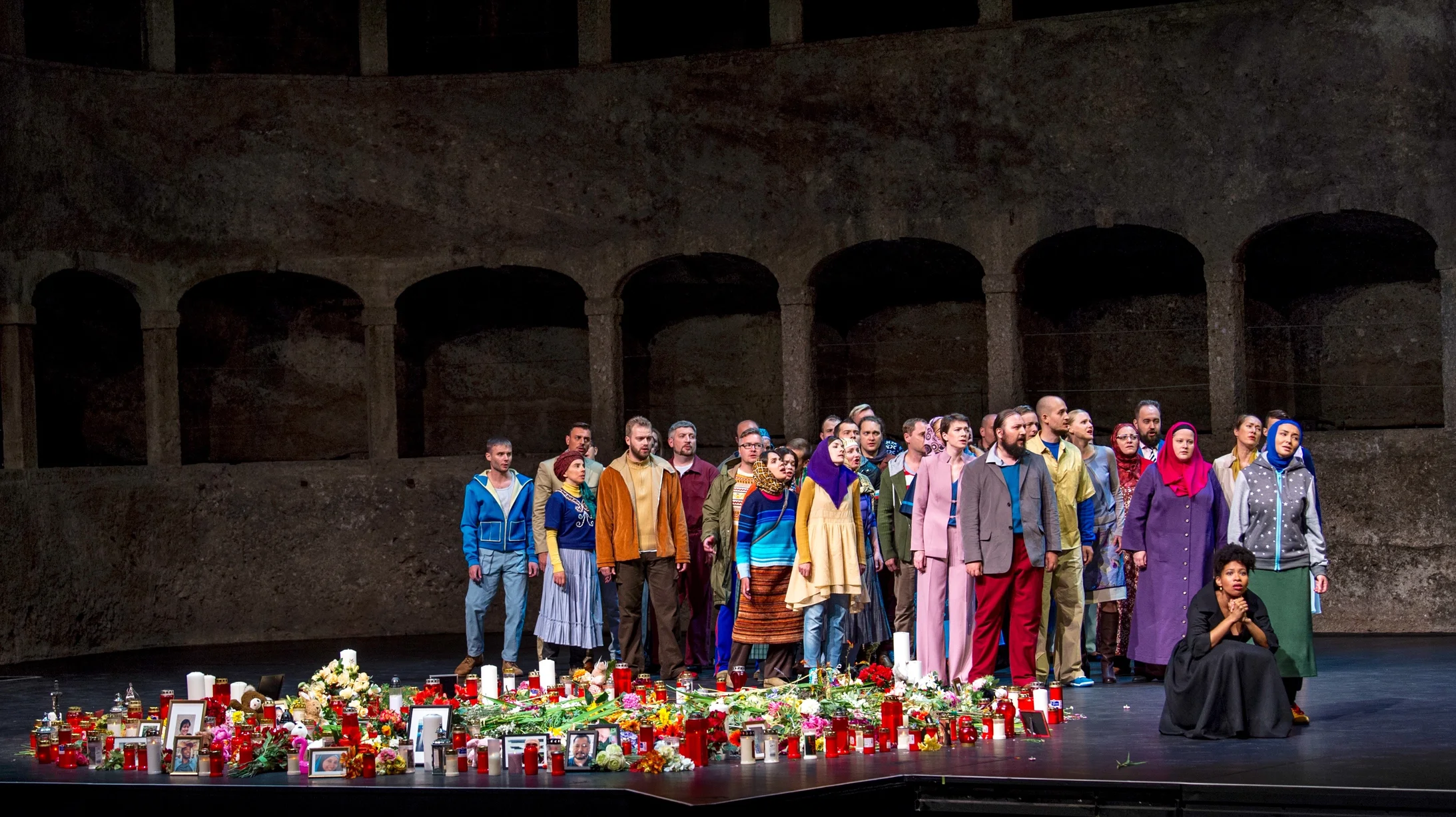 Damit sich die Stars richtig entfalten können, braucht es die Chöre: Im Bild: „musicAeterna“-Chor in „Clemenza di Tito“ © Ruth Walz