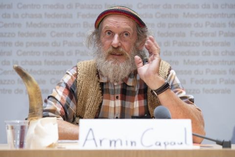 Der Bergbauer Armin Capaul wirbt im Bundeshaus für seine Hornkuh-Initiative (Foto: Keystone/Anthony Anex)