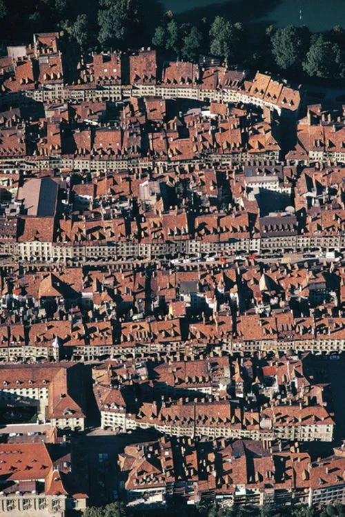 Die Altstadt von Bern
Berns Altstadt kam 1983 auf die Ehrenliste des Welterbes – gleichzeitig mit der Grabmoschee Taj Mahal. Der Zertifizierungsprozess verlief nicht rund. Das australische Mitglied des Komitees, das über die Aufnahme entscheiden sollte, sah anfangs in Bern eine wenig aufregende Kulissenstadt – „just another town, so what’s the fuss“; die Überzeugungsarbeit des Schweizer Botschafters bei der Unesco gewann zuletzt auch die australische Stimme für Bern. Ein afrikanischer Delegierter, ebenfal…