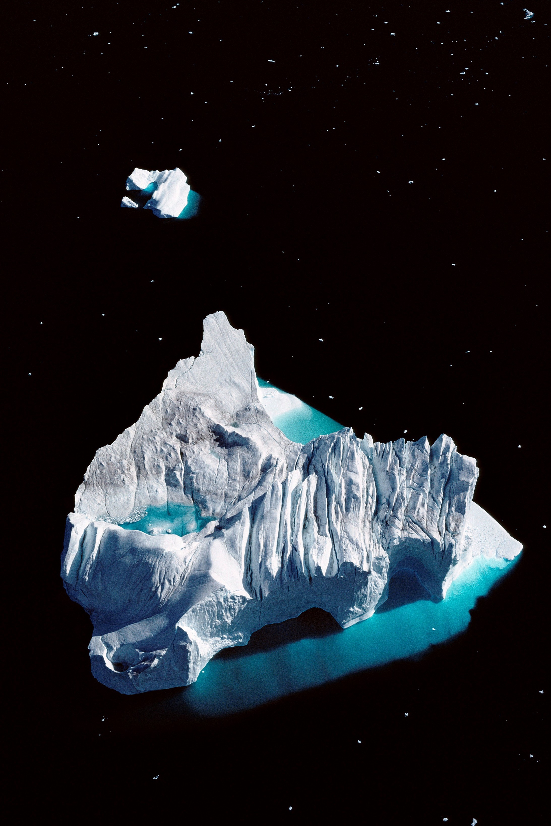  Der Jakobshavn Isbrae Gletscher beschickt durch den Ilulissat Icefjord die westgrönländische Disko Bucht mit Eisbergen: das Naturschauspiel hat auf der Nordhalbkugel nicht seinesgleichen.

Die Unesco billigte 2004 dem 40 Kilometer langen Eisfjord die Bedeutung von Weltnaturerbe zu. Die Auszeichnung gilt nicht dem  Eiskanal allein, sondern der ganzen Naturveranstaltung um das Fischerdorf Ilulissat („Eisberg“ auf grönländisch). Der Jakobshavner Gletscher, eine Zunge des grönländischen Inlandeises, hat es …