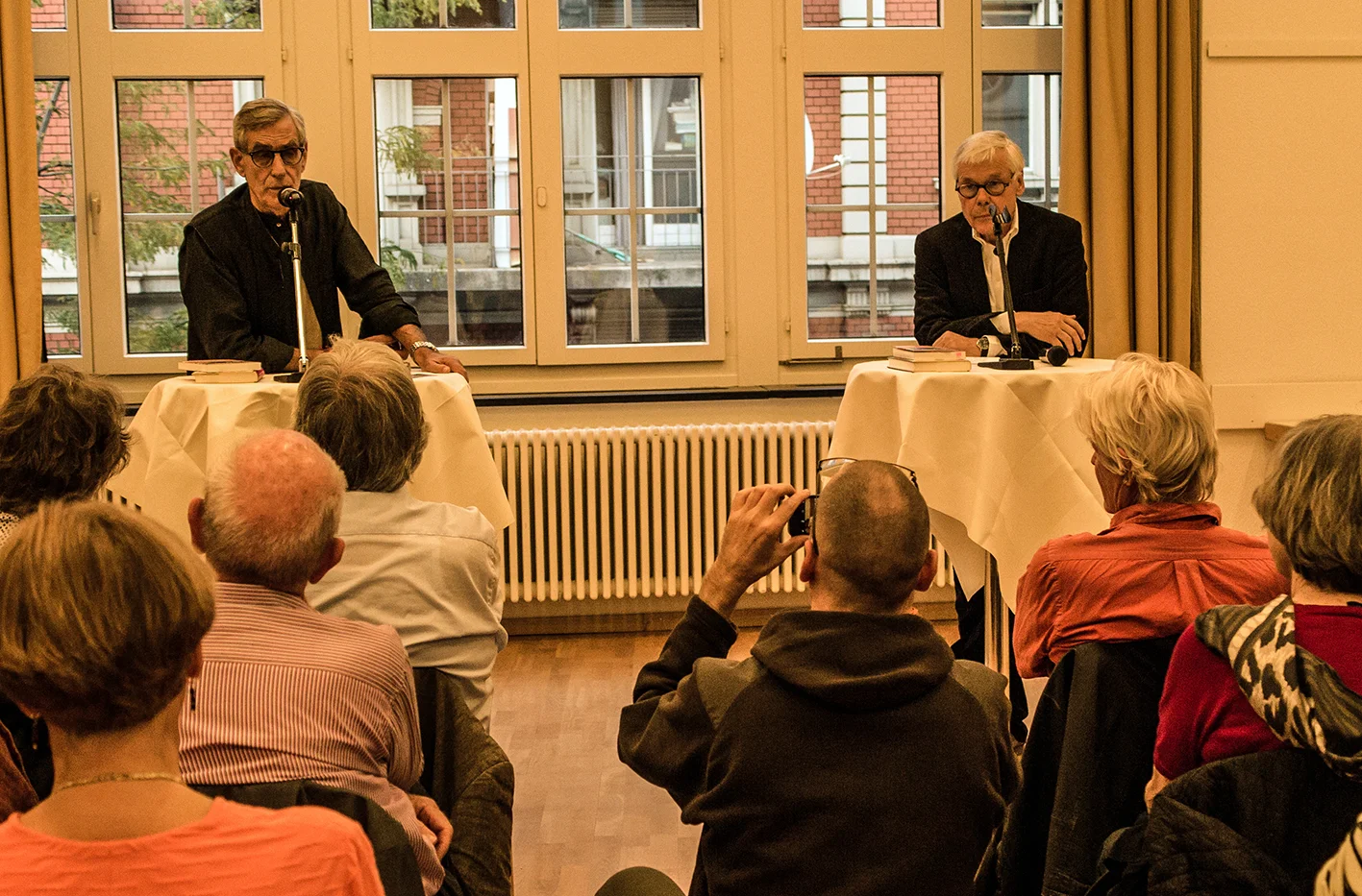 Bernard Imhasly (links) befragt von Reinhard Meier