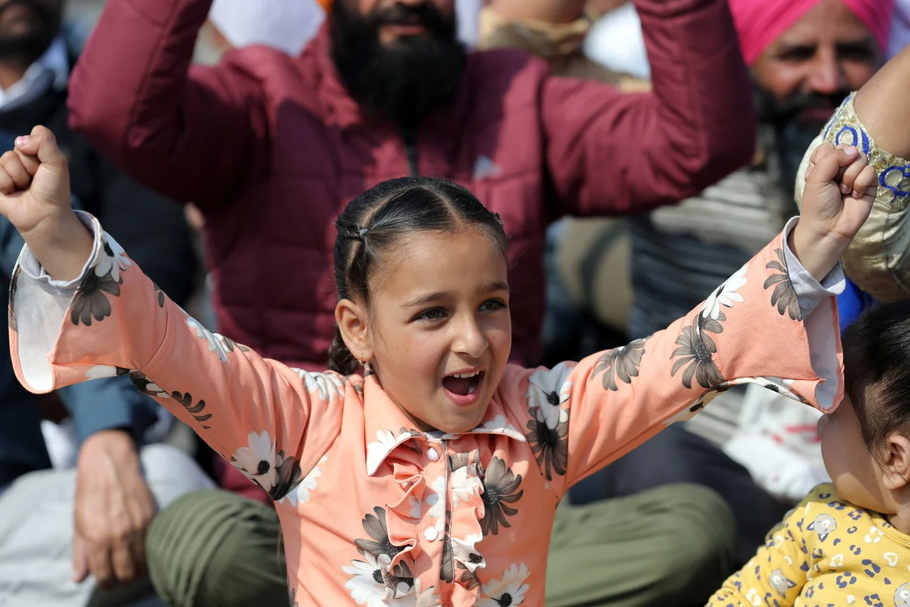 Ein Mädchen beim Bauernprotest, der mit einem landesweiten "Chakka Jam", einer Vielzahl von Strassenblockaden, gegen die neuen Agrargesetze mobilisiert. (Keystone/EPA, Raminder Pal Singh)
