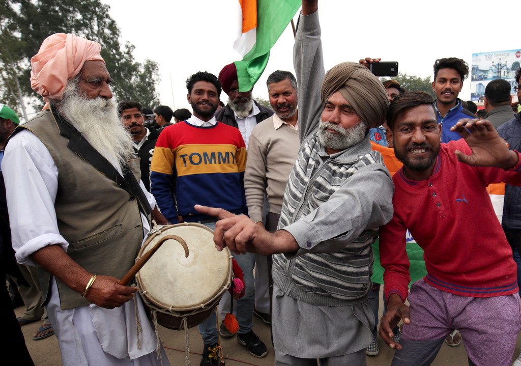 Indische Demonstranten warten am Donnerstag an der Grenze zu Pakistan auf die Ankunft des abgeschossenen indischen Piloten, den die pakistanische Regierung zu übergeben versprochen hat. Foto: Keystone/EPA/RAMINDER PAL SINGH)

