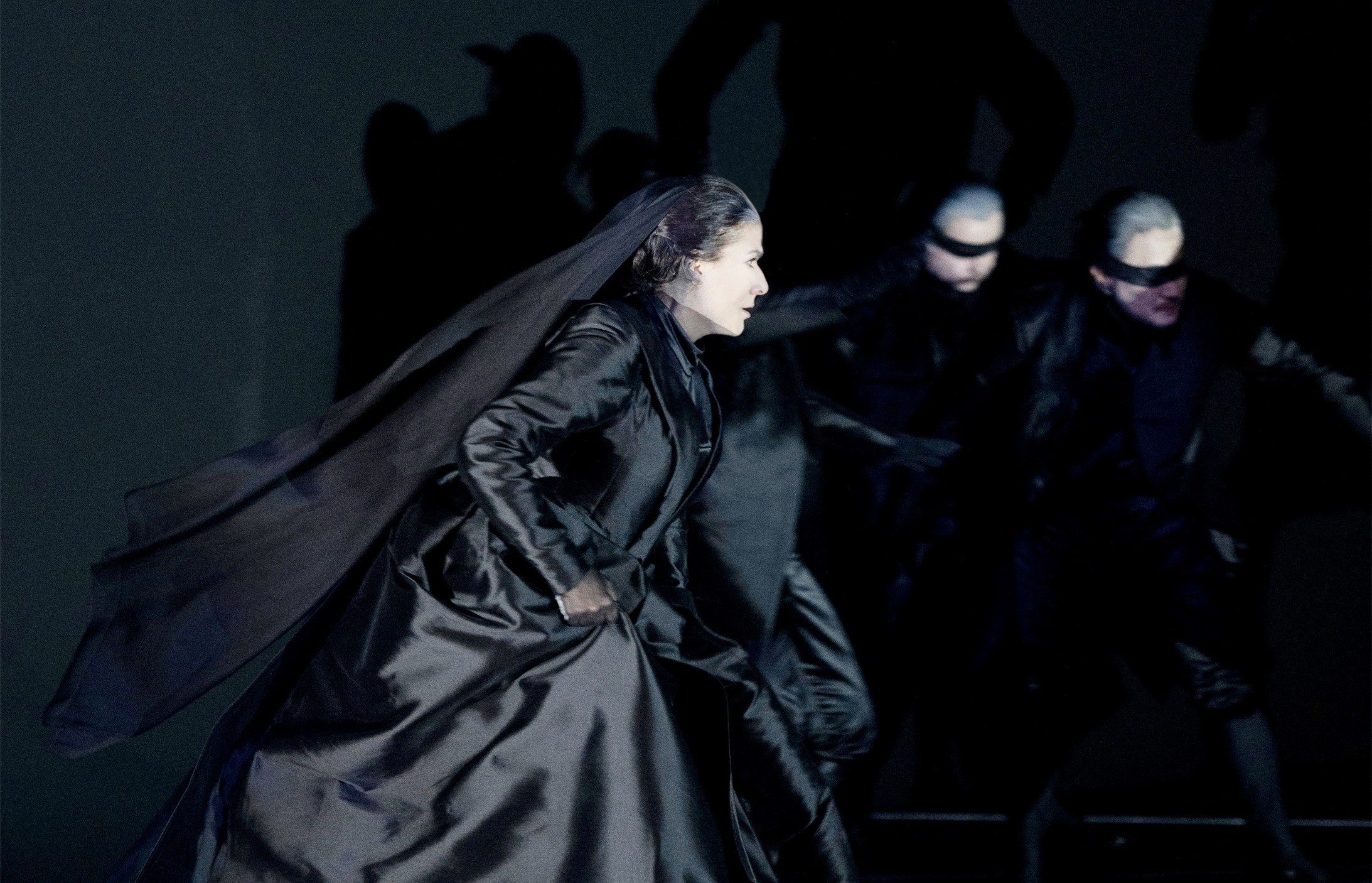 Cecilia Bartoli als «Iphigénie» - von Furien verfolgt  Foto: © Monika Rittershaus