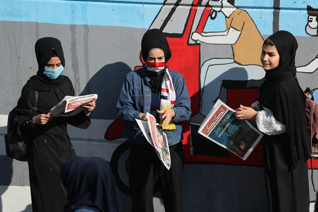 Demonstrantinnen auf den Tahrir Platz in der irakischen Hauptstadt Bagdad lesen die "Tuk Tuk"-Zeitung, die von Freiwilligen im Geheimen produziert wird. Die Zeitung will die Stimme der breitesten Grassroot-Protestbewegung sein, die es im Land jemals gegeben hat. Die Herausgeber betonen die Wichtigkeit ihrer oppositionellen Zeitung angesichts der Abschaltung des Internets. "Tuk Tuk" springe auch in die Lücke, die von Journalisten der Mainstream-Medien offen gelassen werde, sei es, weil sie das Regime unters…