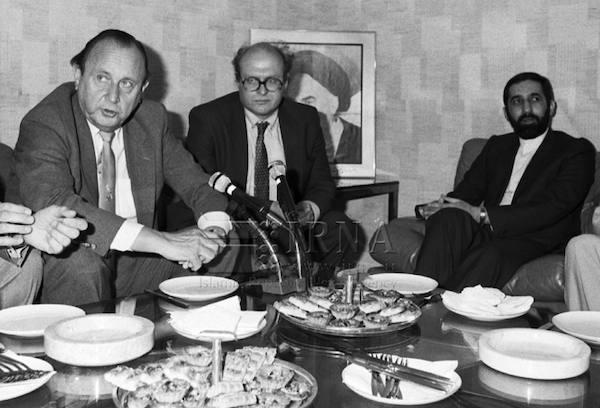Das Treffen von Ex-Außenminister der Bundesrepublik Hans-Dietrich Genscher (li.) mit seinem iranischen Amtskollegen Ali-Akbar Velayati (re.) in Teheran