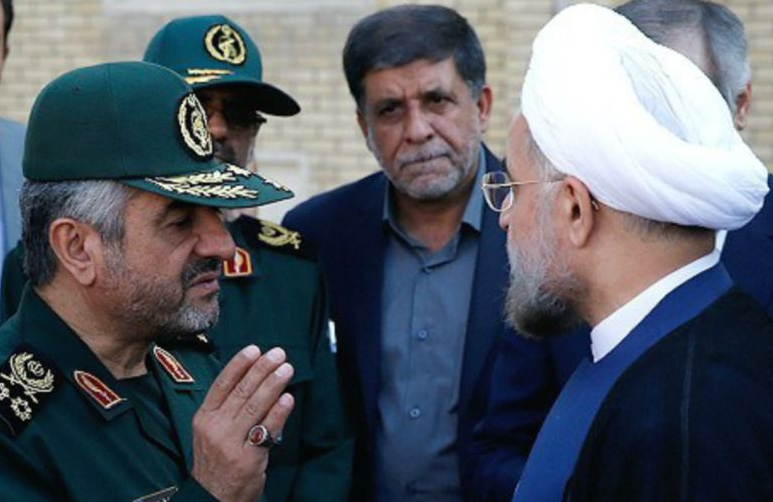 Der Chef der Revolutionsgarden Mohammad Ali Jafari (links) mit Präsident Rouhani (rechts)