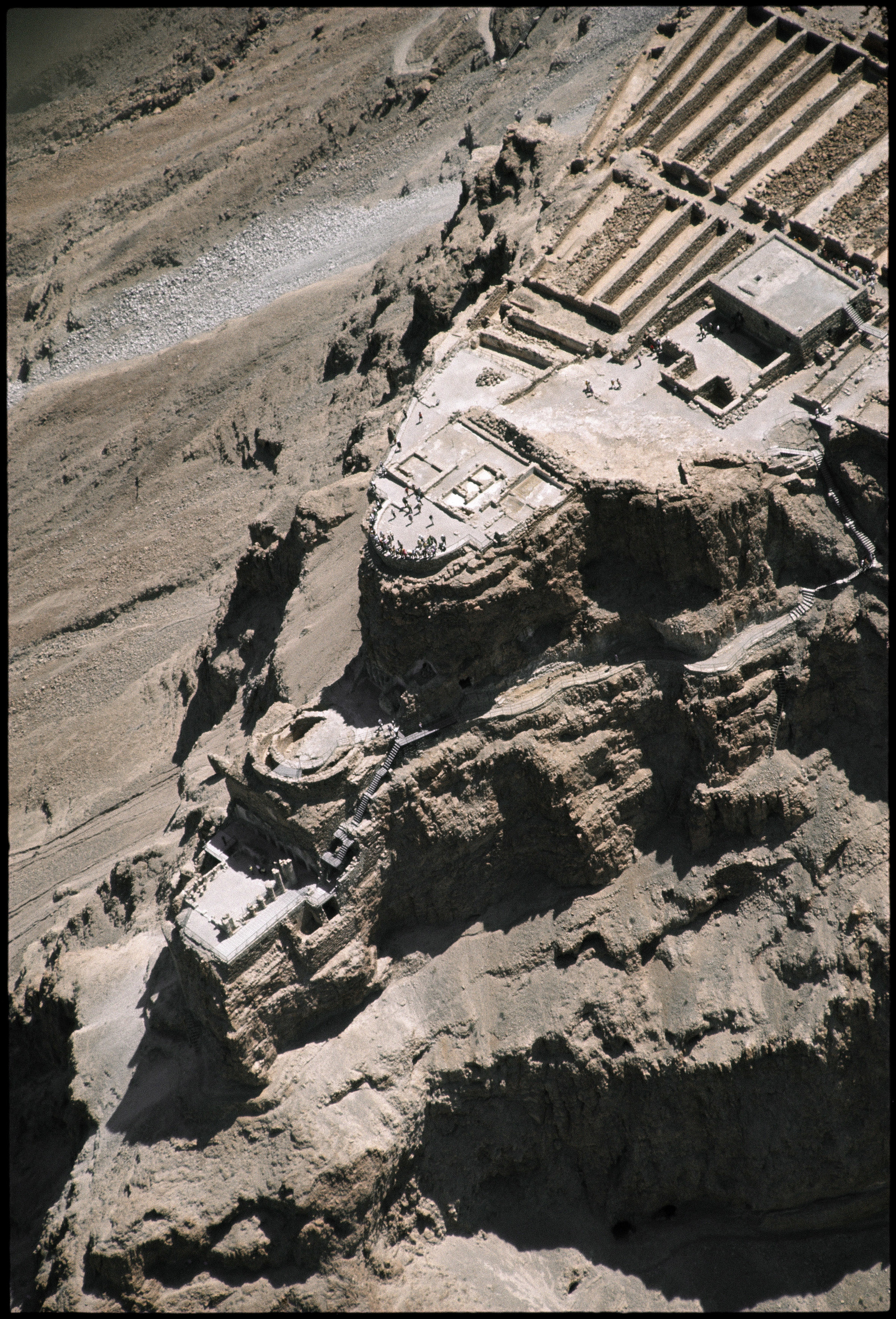 (Copyright: Georg Gerster/Keystone)

 Der Festungspalast des Herodes ist das Herzstück des Masada Nationalparks. Masada war lange das von keinem Zweifel angekränkelte Wahrzeichen für Israels Selbstbehauptungswille.

Sonderbar: Der Felsklotz unweit des Toten Meers, ein natürlicher Burgberg, wenn es je einen gab, geriet erst spät, sehr spät in den Lichtkegel gesicherter Geschichte. Ein hasmonäischer Priesterfürst nützte erstmals nach 104 v. Chr. den Fels als Festung. Seinen grossen Auftritt hatte Masada …
