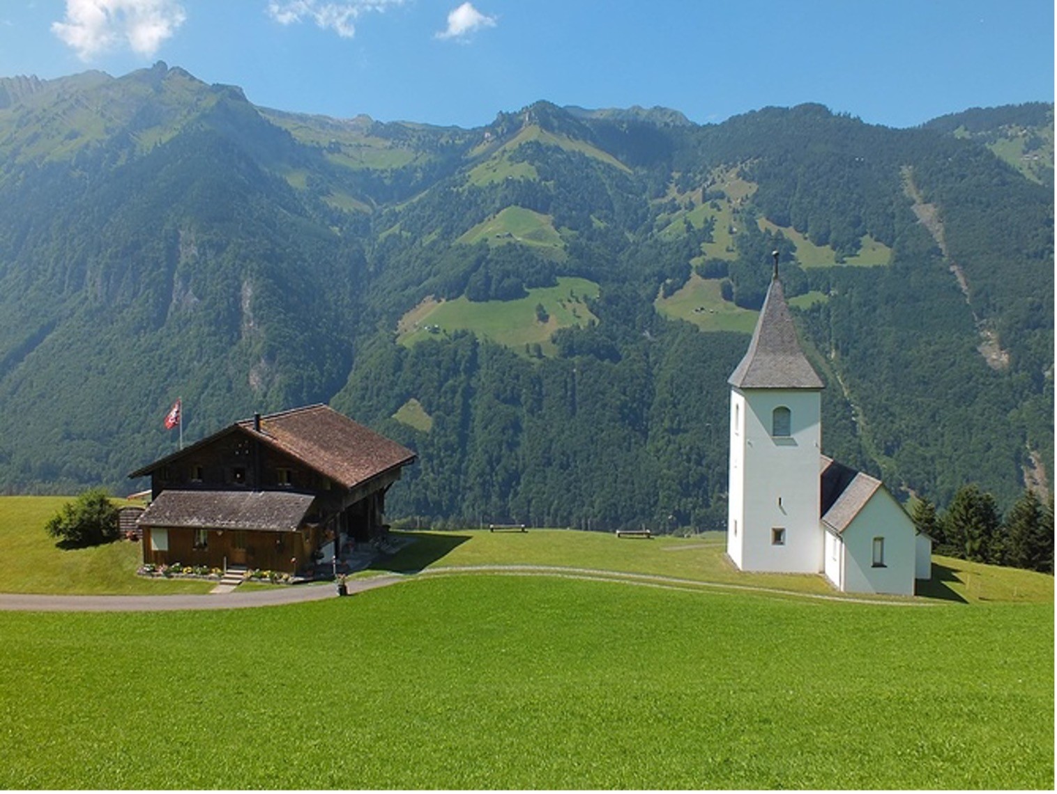 Die Kapelle St. Joder ob Grafenort im Engelbergertal mit einem einsamen „Heimetli“