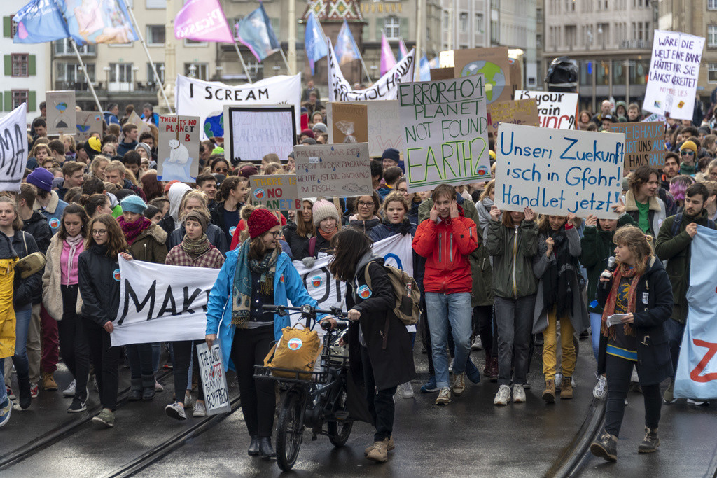 Wie in vielen Städten, so auch in Basel: JugendlicheDemonstranten protestierten am 1. März 2019 im Zuge der Bewegung Klimastreik. Die Schülerdemos rissen seither nicht ab, vielmehr haben sie sich weltweit verbreitet. (KEYSTONE/Georgios Kefalas)