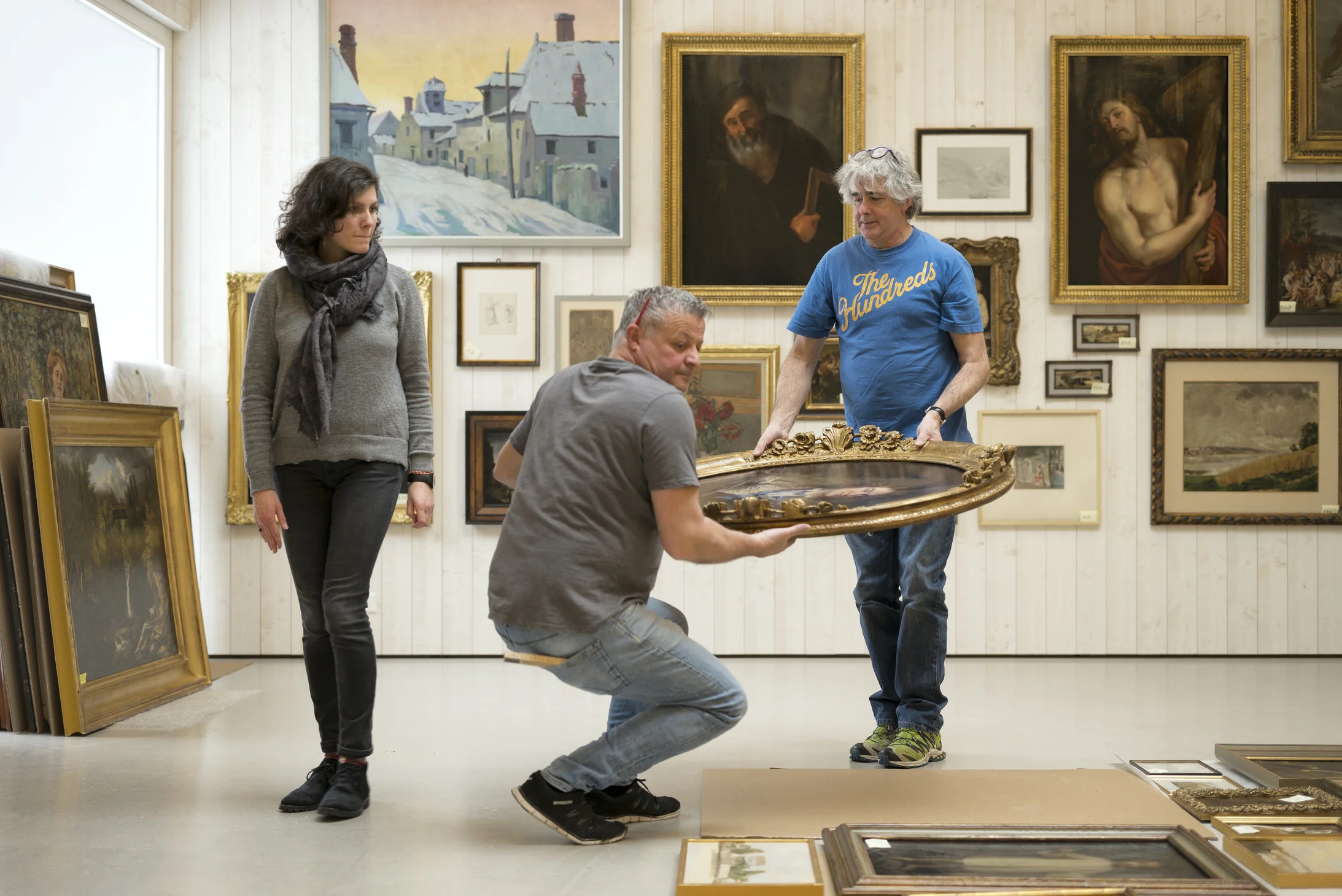 Aufbau Alte Meister, Kuratorin Patrizia Keller und die Ausstellungstechniker © Foto Christian Hartmann