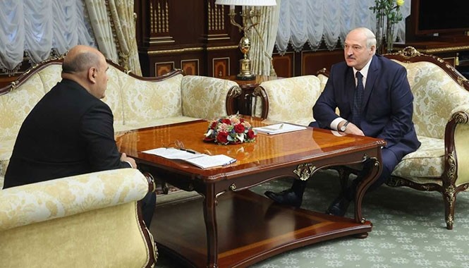 Der russische Ministerpräsident Michail Mischustin (links) und Lukaschenko am Donnerstag beim Gespräch in Minsk