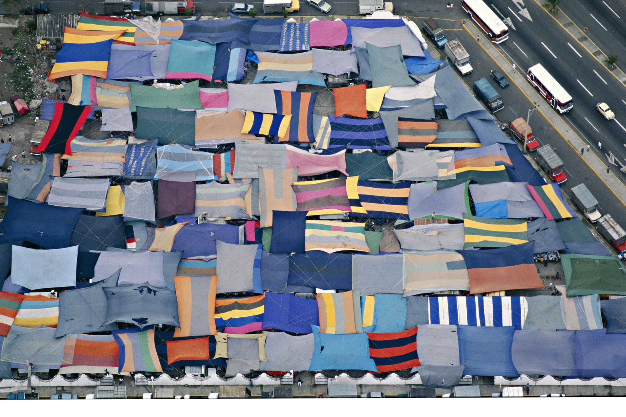 Nicht unerwartet bei einem, der die Welt von oben sieht, drängten vor allem auch Dachlandschaften ins Bild. Oft übernimmt das Dach Aufgaben der Fassade; Architekten sprechen daher vom Dach gern als fünfter Fassade eines Gebäudes.

Ein tiangui (nach einem aztekischen Wort für Marktplatz), ein mercado sobra ruedas  (Markt auf Rädern) ist dank den farbigen Dachplanen stets eine Augenweide. Sein Angebot, von der Barbie-Puppe bis zum Salatkopf, ist so kunterbunt wie seine Bedachung. So zwanglos sie sich einem…