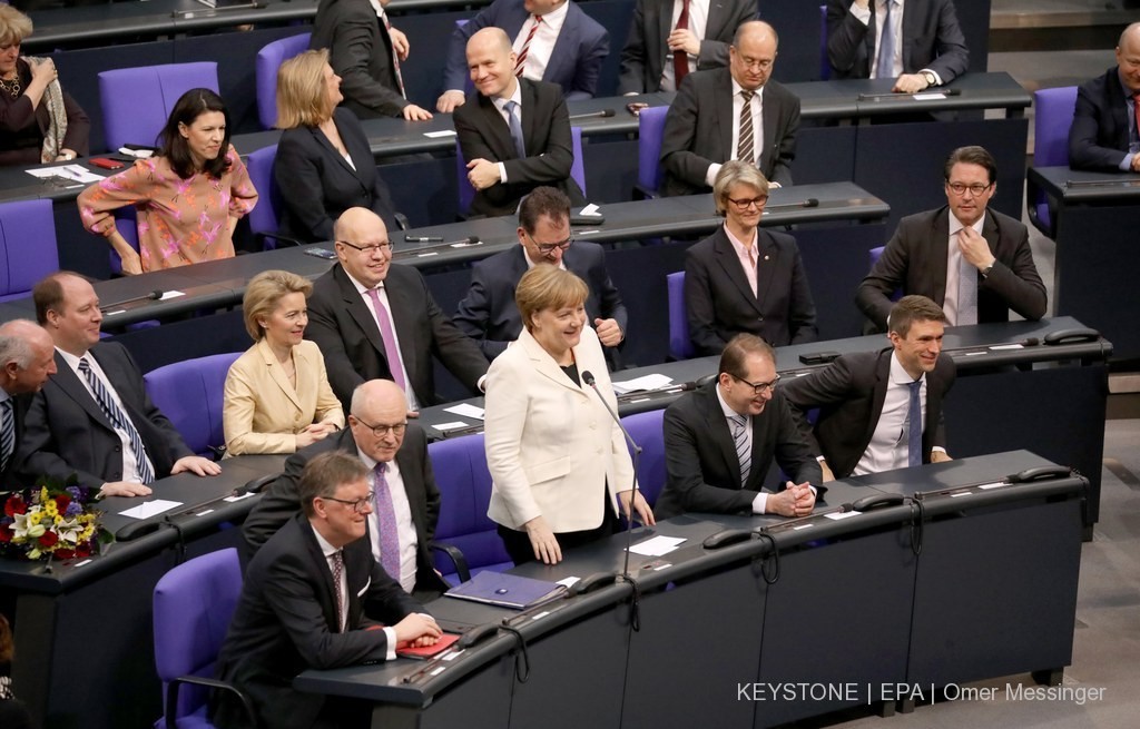 Angela Merkel erklärt am Mittwochmorgen im Bundestag die Annahme ihrer Wahl zur Bundeskanzlerin. Sie erhielt 364 Stimmen. Die Koalitionsparteien CDU/CSU und SPD verfügen über insgesamt 399 Stimmen. (Foto: Keystone/EPA/OMER MESSINGER)