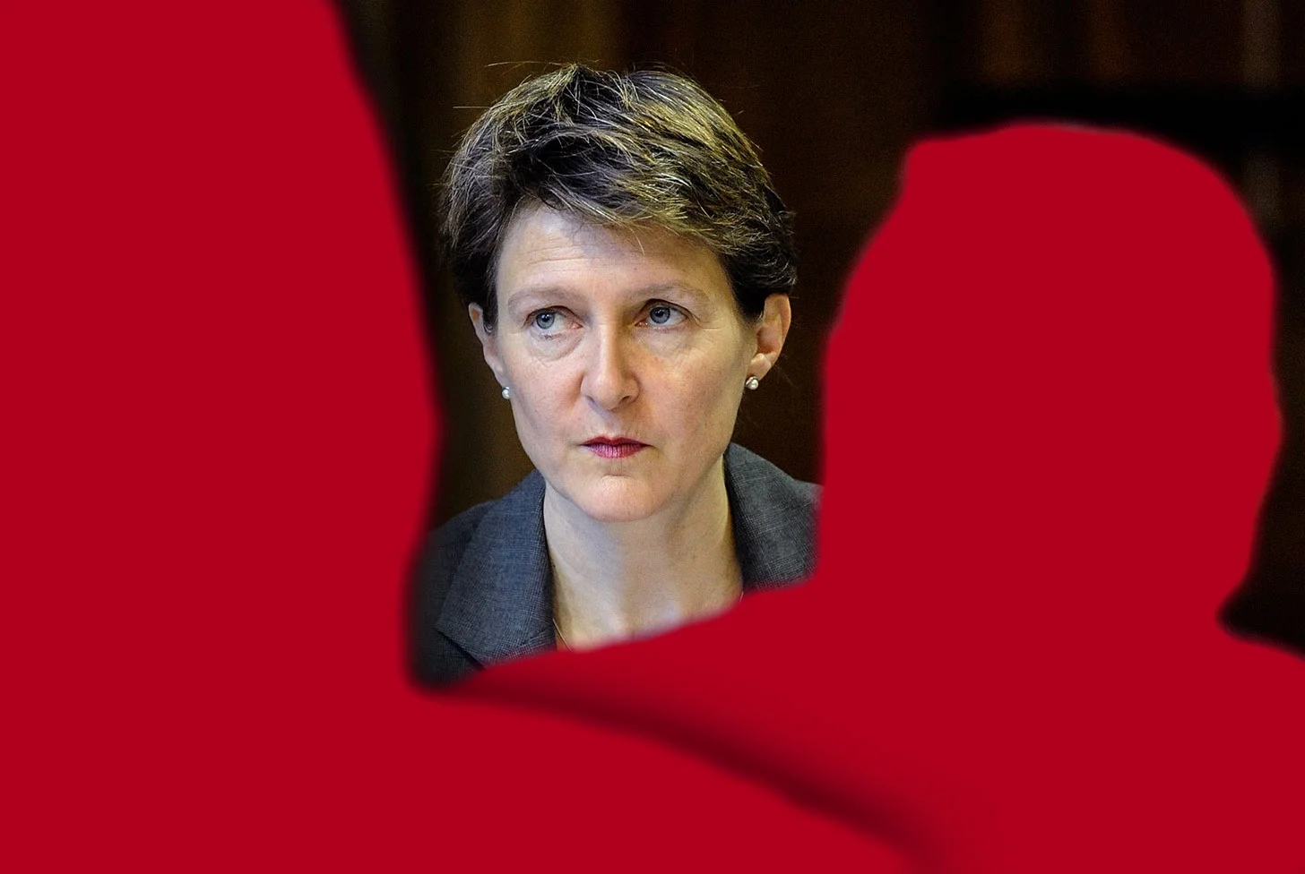Simonetta Sommaruga als Chefin des Kommunikationsdepartements ist mit dem Stand der Untersuchungen und den von RTS gezogenen Konsequenzen noch nicht zufrieden. (Illustration: Medienwoche)