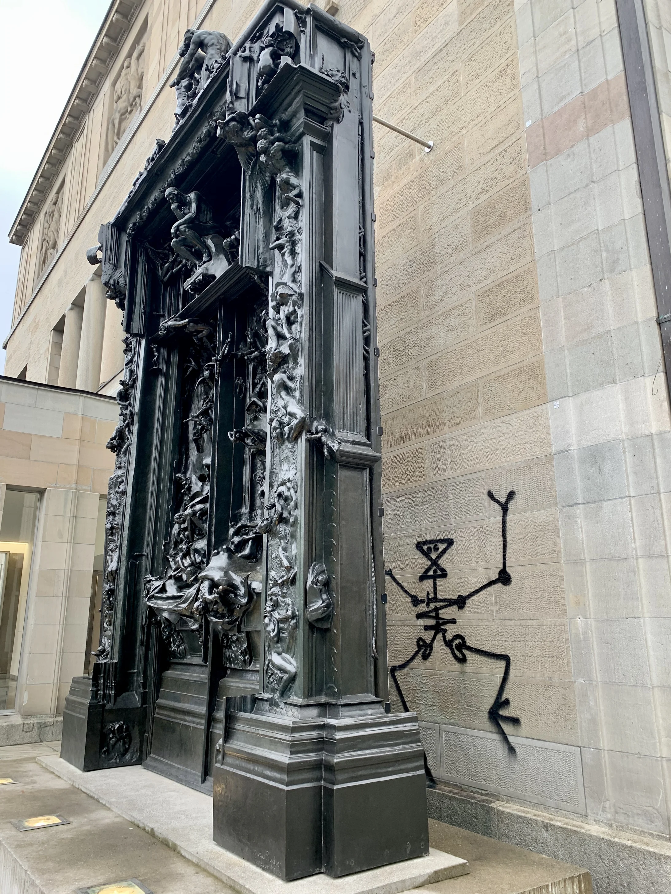 Das entfernte Graffito auf der Wand der Zürcher Kunsthauses (Foto: © Journal21.ch/bm)