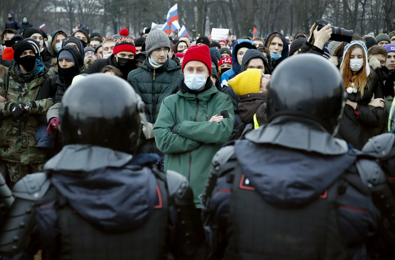 Polizisten blockieren am vergangenen Samstag Demonstranten in St. Petersburg, die die Freilassung Nawalnys fordern. (Foto: Keystone/AP Photo/Dmitri Lovetsky)

