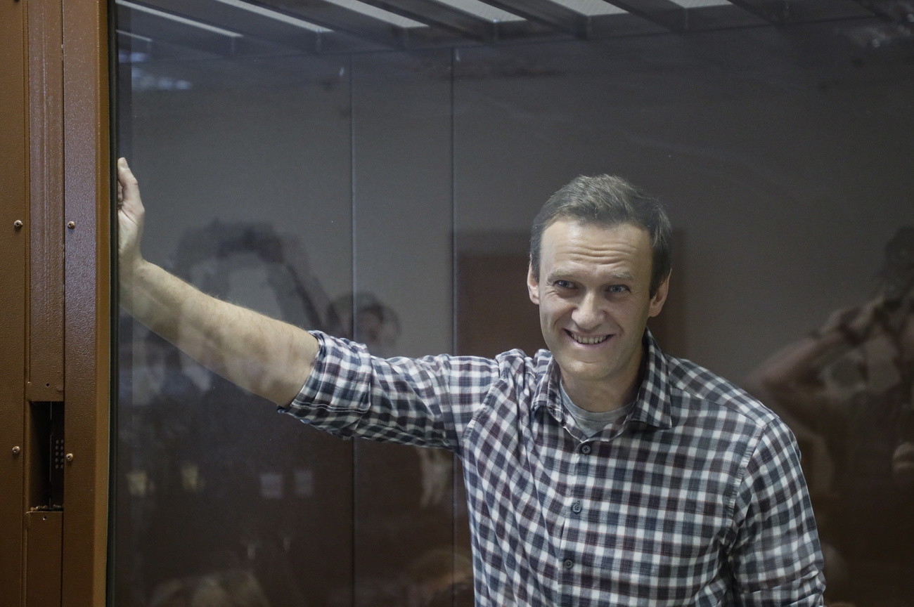 Alexei Nawalny in einem Glaskäfig vor dem Moskauer Gericht, das ihn im Februar zu zwei Jahren und acht Monaten in einem Straflager verurteilte. (Foto: Keystone/EPA/YURI KOCHETKOV)

