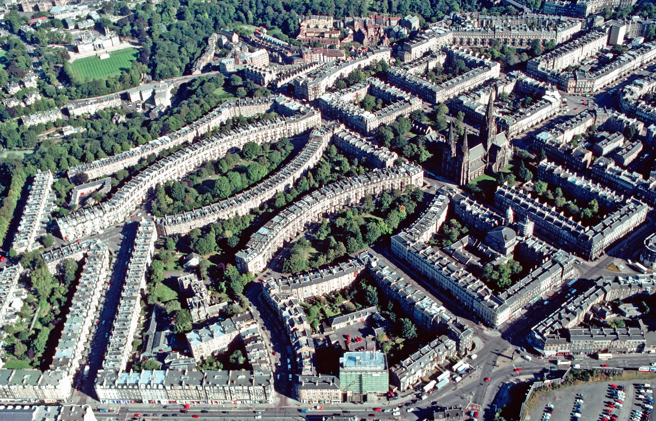 Schottlands Hauptstadt Edinburgh ist doppelgesichtig: neben der Altstadt „Auld Reekie“, der Alten Rauchigen, dehnt sich eine  elegante georgianische Neustadt aus.

Die alte Stadt besteht wesentlich aus einer einzigen Strasse, der „Königlichen Meile“. Sie verbindet die grimmige Burg am oberen Ende mit der Abtei und dem Palast von Holyroodhouse am unteren Ende eines Felskamms. Die Burg taucht au dem Dämmer der schottischen Frühgeschichte auf, den Bau des Palastes begann der Grossvater Maria Stuarts, Jakob …