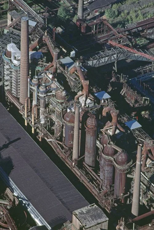 Die Völklinger Eisenhütte im Saarland
Die Industriearchäologie hat ein erstaunliches Sortiment von Hochöfen, Gasometern, Kokereien, Maschinen-Raritäten und Kuriositäten, Spinnereien, Fördertürmen, Wasserradsägereien. Schleusen und Hebewerken, Stollenmundlöchern, Zechen und Pumpenhäusern in die Kulturgeschichte heimgeholt. In Gasgebläsehallen finden Rockkonzerte statt, Kraftwerke und Wassertürme werden Ausstellungsräume – Umnutzungen sind für Industriedenkmäler überlebenswichtig. Aber Umnutzung allein vere…