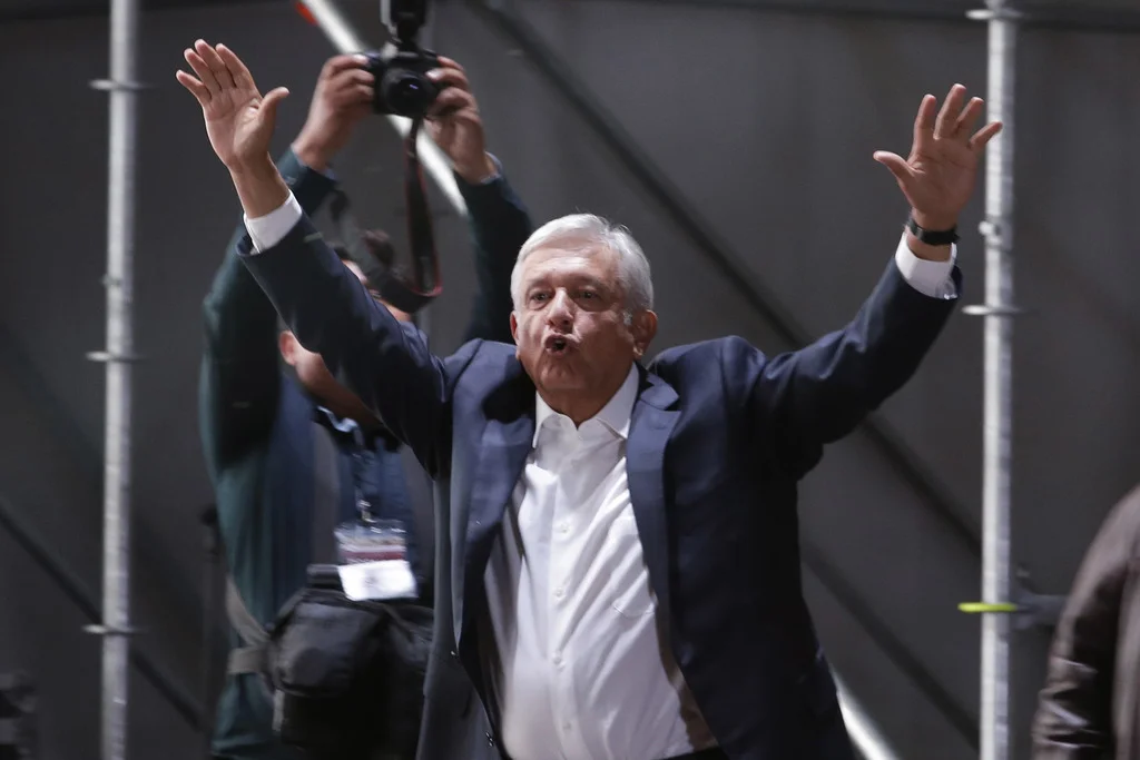 Andrés Manuel López Obrador am Sonntagabend vor seinen Anhängern in Mexiko City. (Foto: Keystone/Ap/Moises Castillo)