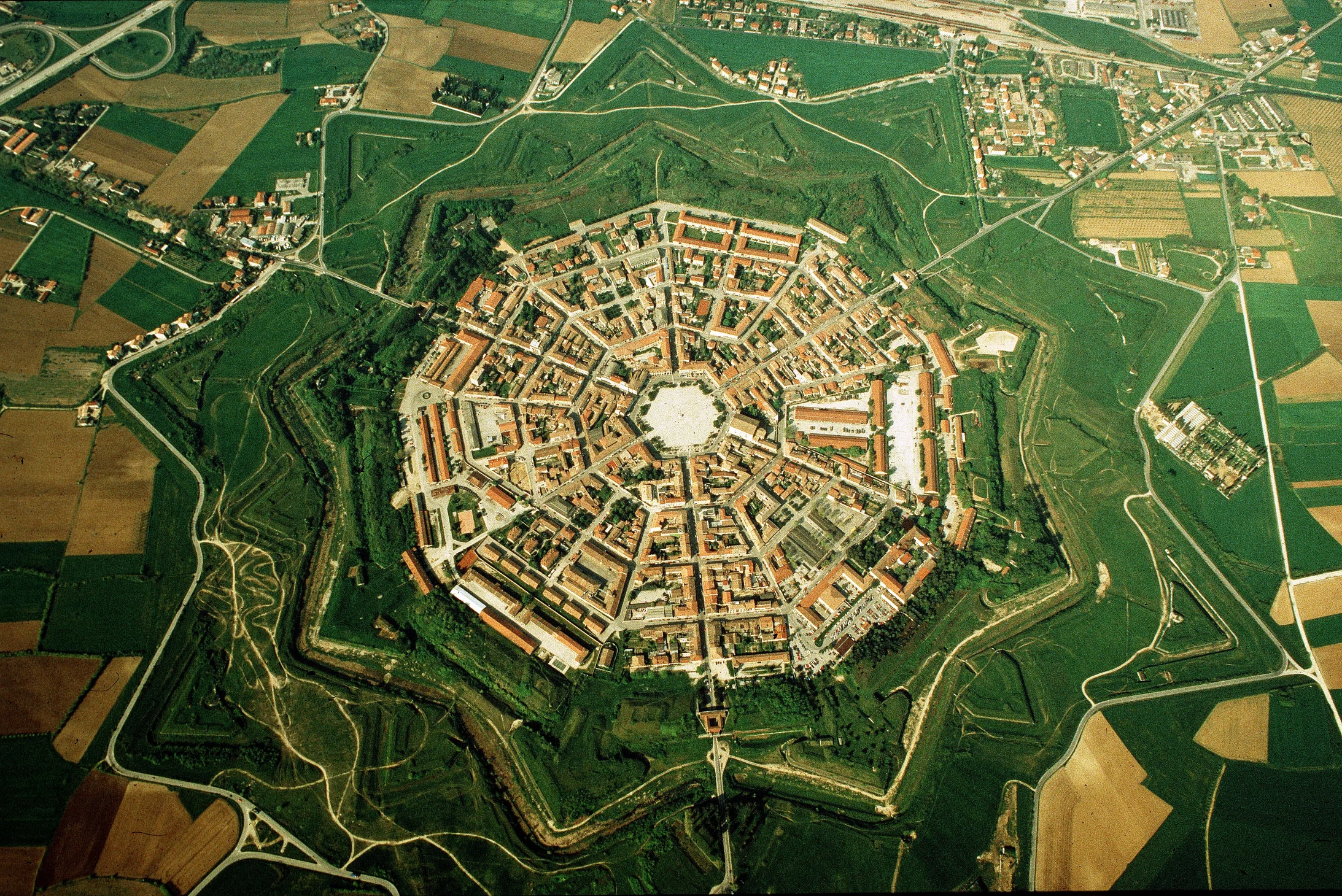  Nach der Juni-Tagung des Welterbekomitees im katarischen Doha gab es, aus den Bereichen Kultur und Natur, 1007 Welterbestätten. Ausserdem bewarben sich 1627 Kandidaten um die Aufnahme ins Pantheon.

Man darf ja auch einmal von Kandidaten sprechen. Mit 50 akzeptierten Welterbestätten (das halbe Hundert wurde am 22. Juni 2014 in Doha mit der Auszeichnung des piemontesischen Weinbaugebiets Langhe-Monferrato erreicht) steht Italien an der Spitze aller Vertragsstaaten, mit Vorsprung vor China, Spanien und an…